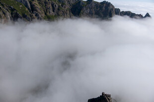 云雾缭绕的壮丽山景