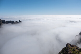云海翻涌于山间壮丽景观