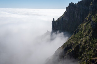 云雾缭绕的险峻山峰