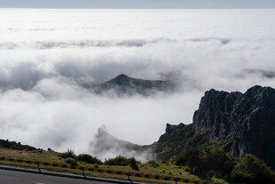 云雾缭绕的壮美山峦景色