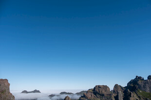高山云海蓝天壮丽景观