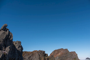 巍峨山峰映蓝天