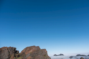 高山云海间的壮丽景致