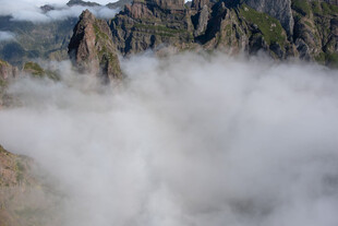 云雾缭绕的壮丽山峦