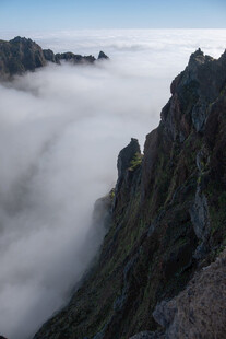 云雾缭绕的巍峨山峰