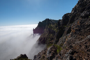 云雾缭绕的险峻高山