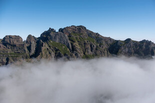 云雾缭绕的壮丽山峦