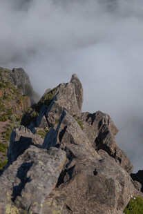 巍峨山岩 云雾缭绕之景