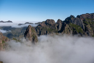 云雾缭绕的壮美山峦