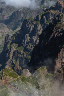 云雾缭绕的壮丽山峦