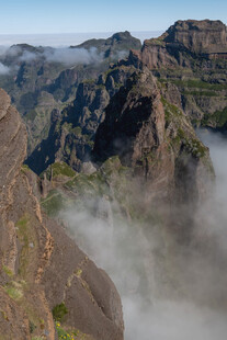 云雾缭绕的壮丽山峦景色