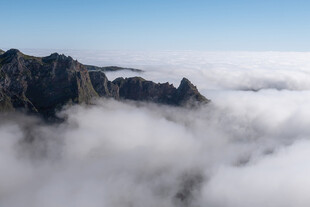 云海中的巍峨山峰