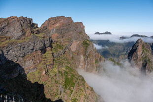 云雾缭绕的壮丽山峰