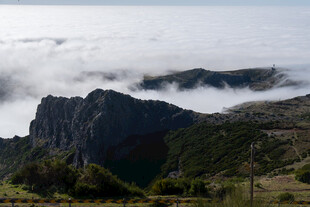云雾缭绕的巍峨山峰