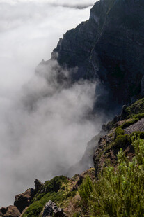 云雾缭绕的壮丽山景