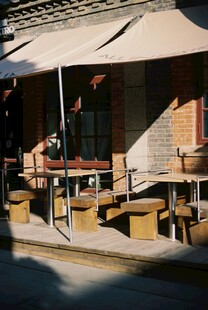 街边惬意的露天休闲角落