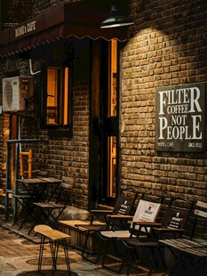 复古砖墙下的音乐角落