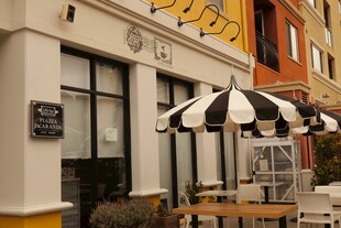 街边特色咖啡店户外景致