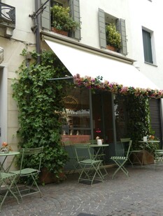 街边绿植环绕的露天咖啡馆