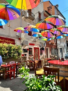 彩色伞装点的浪漫街道