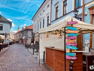 欧洲小镇街边彩色招牌小店