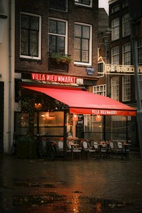 雨夜中的街边温馨咖啡馆