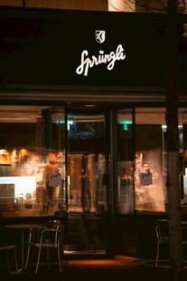 夜晚时尚店铺外观