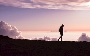 夕阳下的徒步者