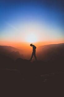 夕阳下的孤独徒步者