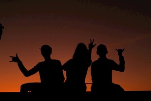 夕阳下的欢乐人群剪影