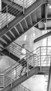 现代建筑中的金属楼梯