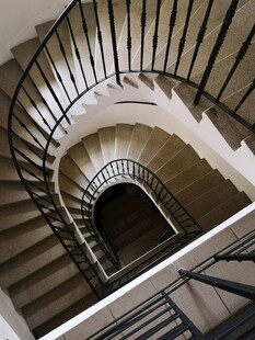 优雅旋转楼梯内部景观