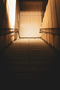 昏暗走廊尽头的微光