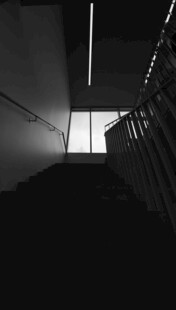 黑暗中通往光亮的楼梯