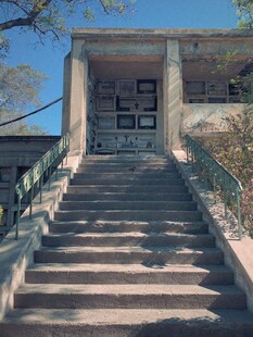 古老石阶通向神秘建筑