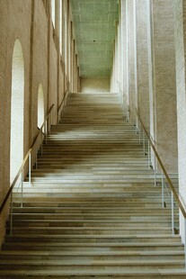 复古风格的悠长拱形走廊