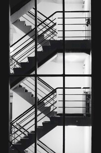 黑白交错的现代建筑楼梯