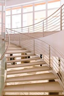 现代风格室内旋转楼梯