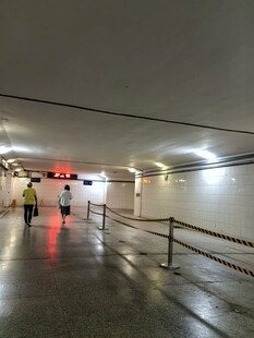 地下通道内的行人身影