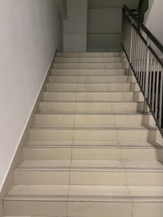 室内简约风格的瓷砖楼梯