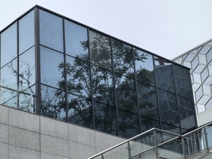现代玻璃幕墙建筑外观