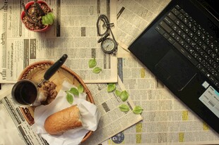 办公桌一角的惬意小食