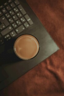 笔记本上的咖啡杯