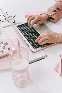 女性办公场景中的专注时刻