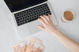 手在电脑前操作与现金场景