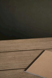 木质桌面的棕色纸张