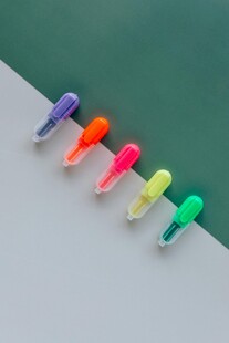 多彩荧光笔整齐排列