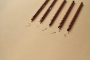 复古风棕色钢笔整齐排列