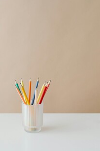 彩色铅笔插于透明杯中