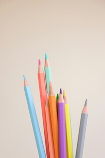 多彩铅笔整齐排列